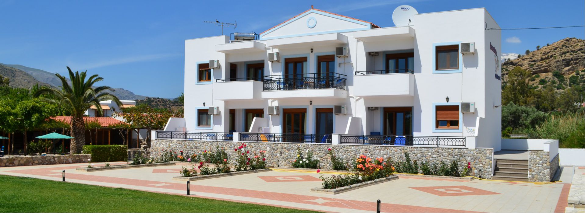 Slechts op enkele meters afstand van het strand van Agia Galini vind u onze gerenoveerde kamers.